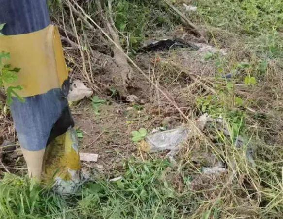 事发高邮！车上一家3口撞断路灯冲入路坎46米远(图1)