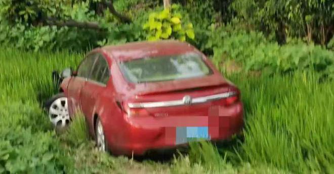 事发高邮！车上一家3口撞断路灯冲入路坎46米远(图3)