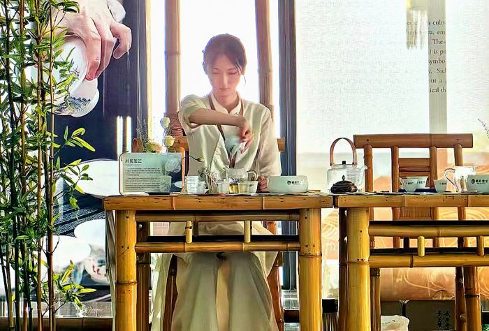 “峨眉雪芽”亮相2024“一带一路”媒体合作论坛展示四川传统茶文化魅力(图1)