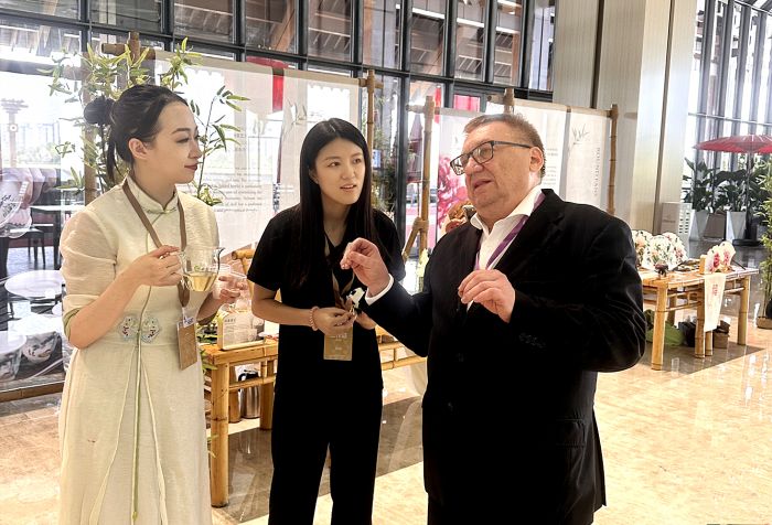 “峨眉雪芽”亮相2024“一带一路”媒体合作论坛展示四川传统茶文化魅力(图4)