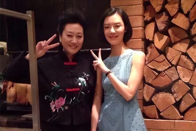 PG电子网站42岁车晓晒独居生活住别墅在小院爬梯摘苹果离婚12年不觉孤单(图14)