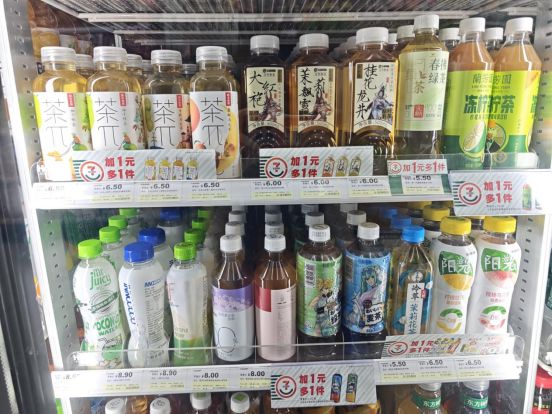 PG电子网站货架间、冷柜里无糖茶激战“1元促销”(图2)