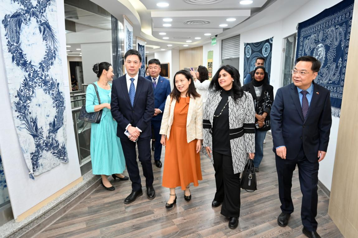 PG平台“中国蓝染技艺暨茶和天下”中国非遗文化体验活动在科威特启动(图1)