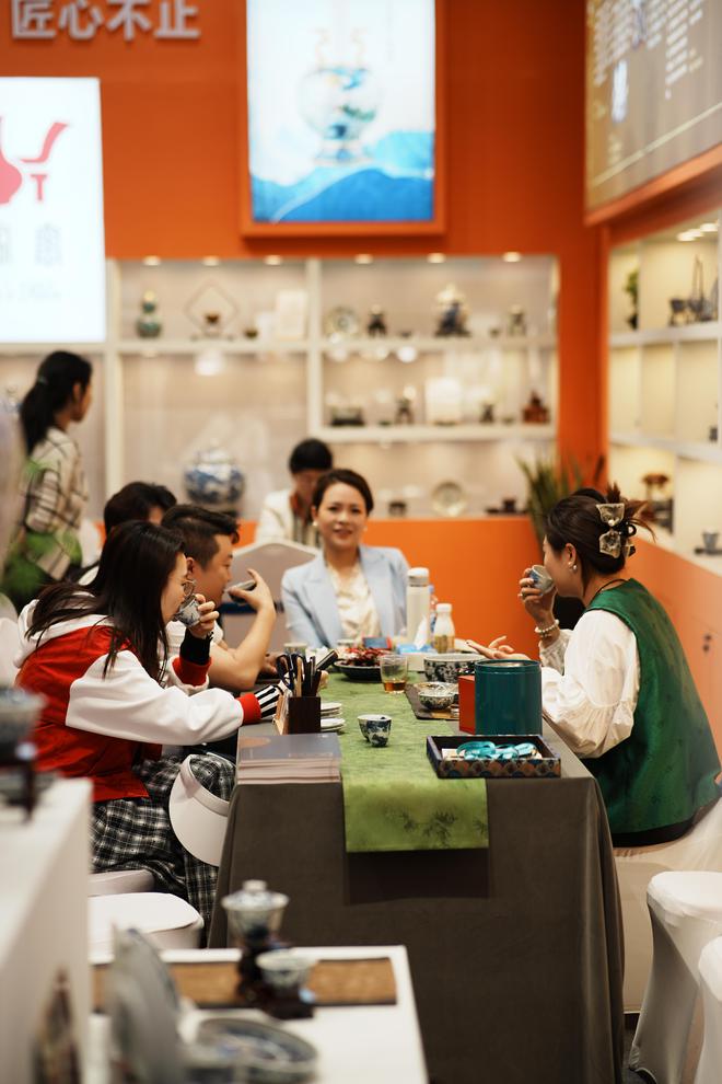 钟家窑国风青花茶器闪耀2025景德镇茶博会非遗技艺对话茶生活(图6)