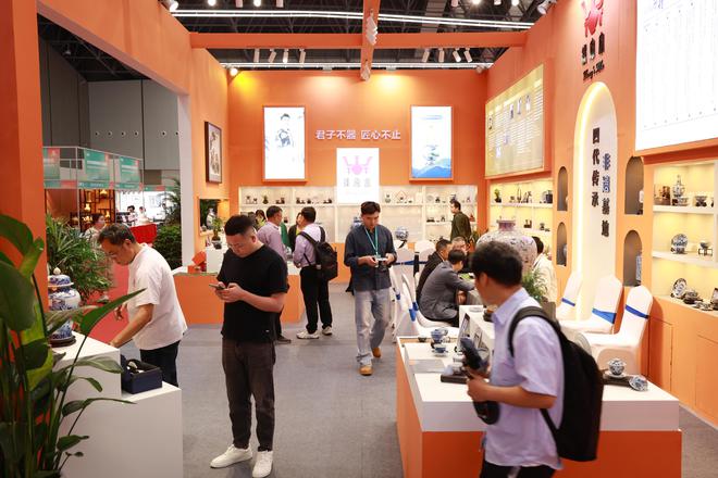 钟家窑国风青花茶器闪耀2025景德镇茶博会非遗技艺对话茶生活(图5)