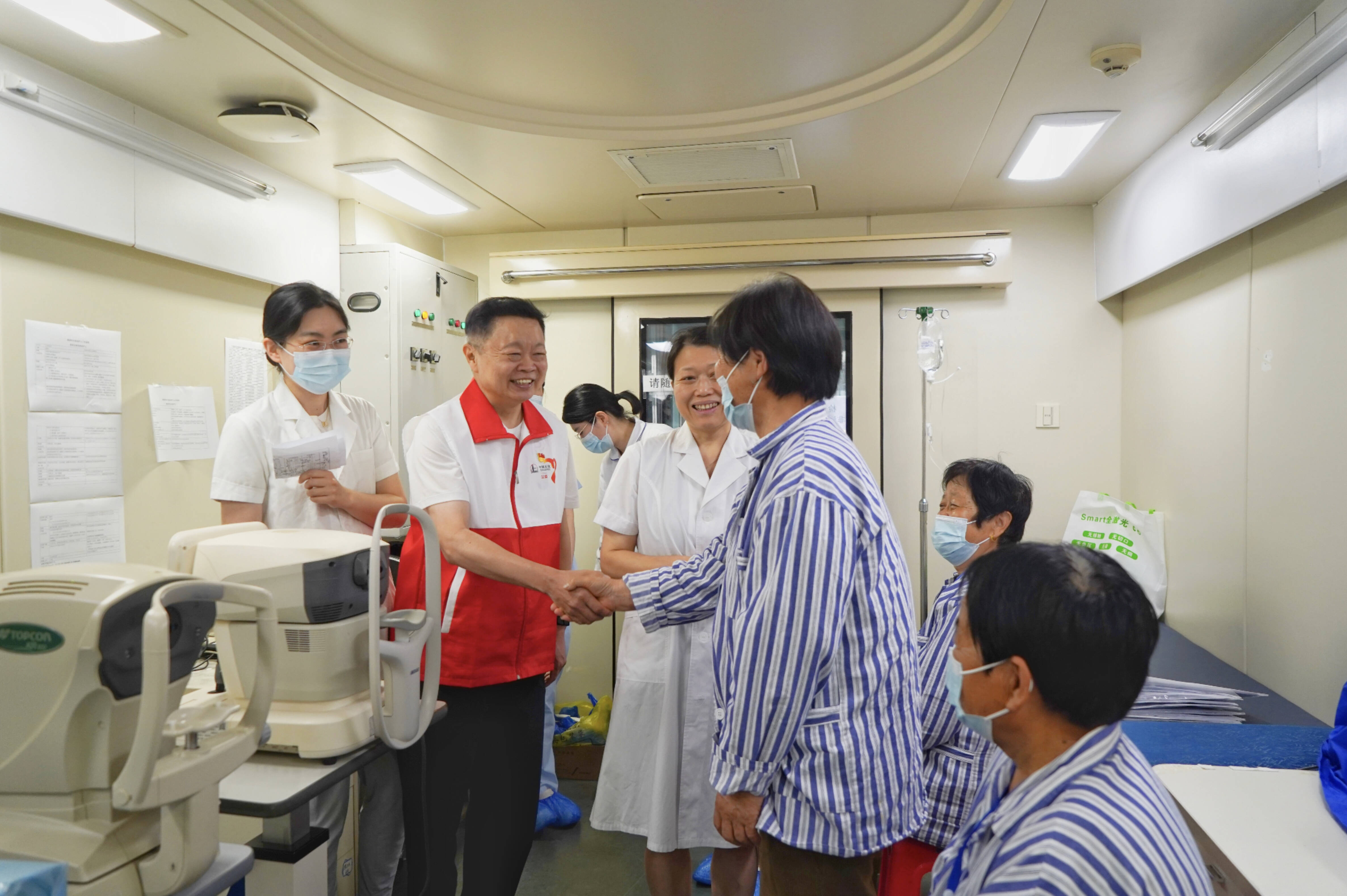 “光明号”健康快车开进德州为白内障患者送光明(图1)