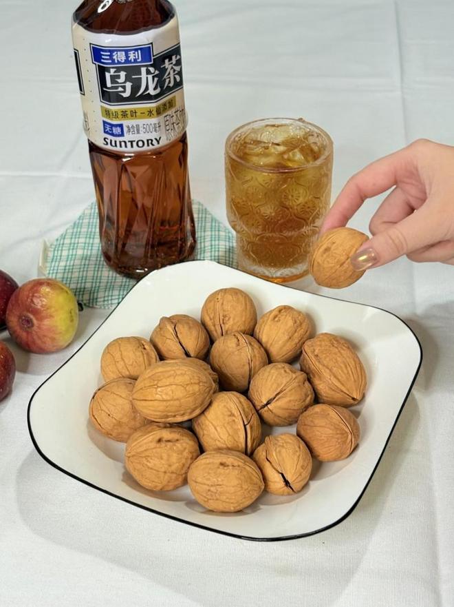 三得利乌龙茶与线上零售的融合关系:品牌发展新路径(图2)