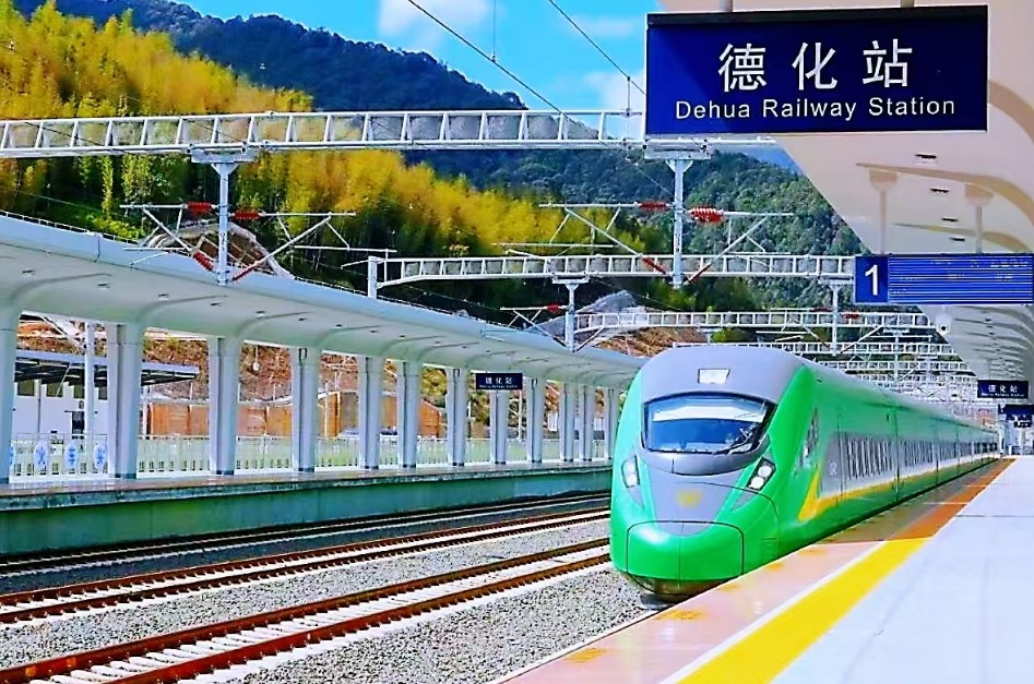 PG平台《茶香瓷韵·成功宴》礼赞2025德化国际陶瓷文化周(图1)