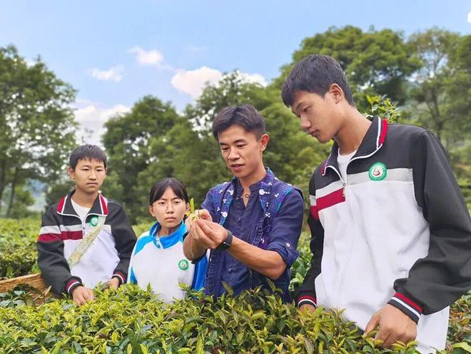 “叫卖式直播”的转变：他们不卷价格卷价值(图2)