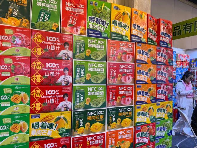 逛秋糖③万物皆可礼盒网红品牌招商力度大瓶装版“霸王茶姬”多(图1)