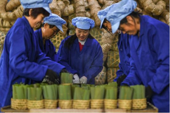 PG电子平台月满华诞茶香情浓:一盏祁门安茶里的家国团圆(图5)