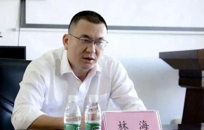 PG平台一把沉迷网游、二把沉迷高尔夫“卧龙凤雏”同日被“双开”(图2)