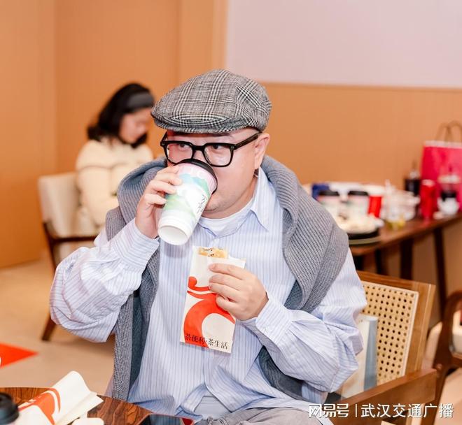 PG电子平台以楚韵智慧茶道重塑都市办公茶生活武汉本土新茶饮品牌创新出圈(图1)