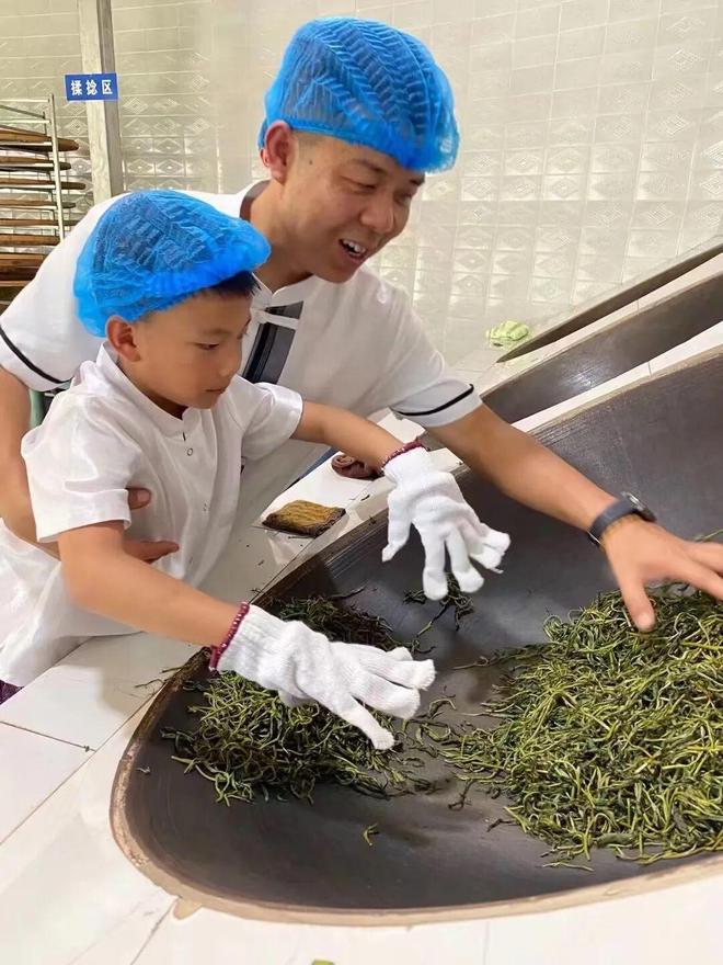 PG平台见证茶叶从3元到30000元这对夫妻开了一家茶博馆丨家国情·奋斗正当时(图5)