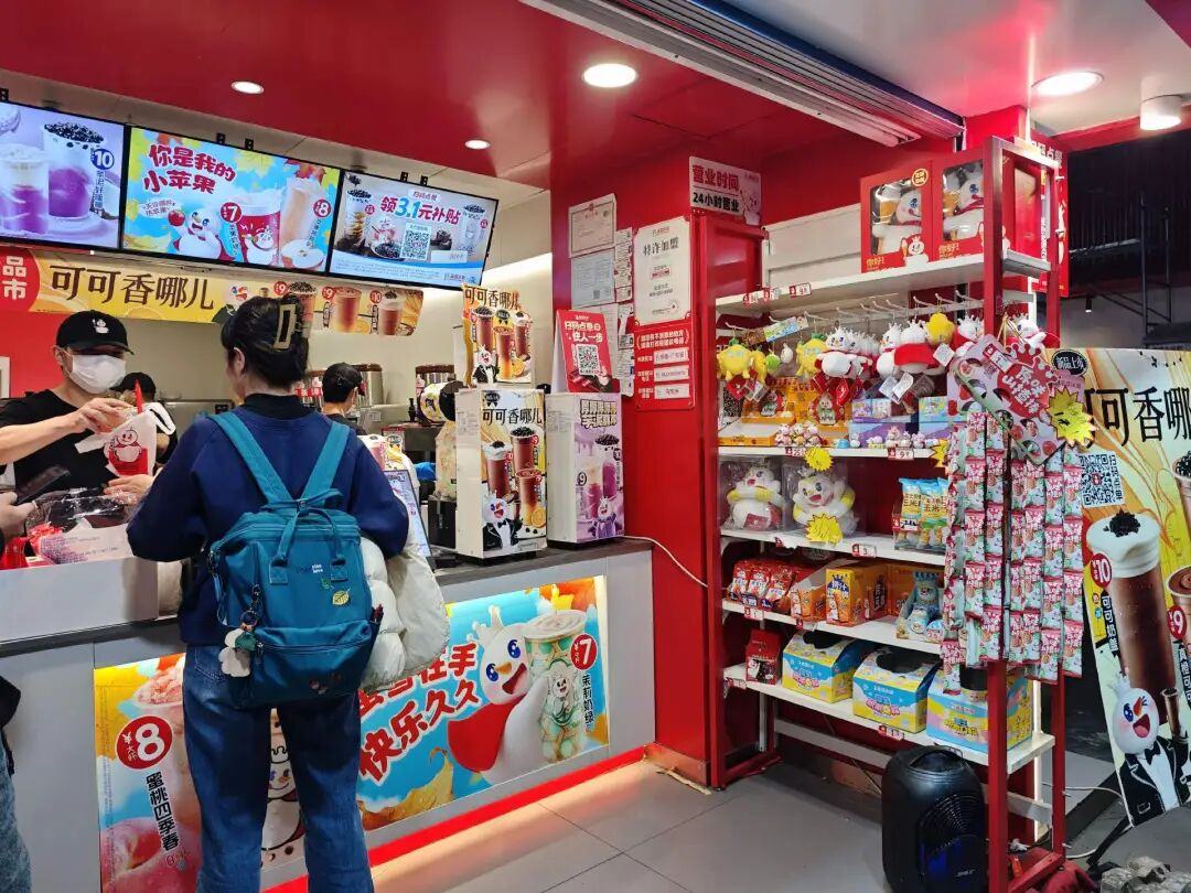 PG电子平台月入1500万!雪王们集体押注“旗舰店”(图7)