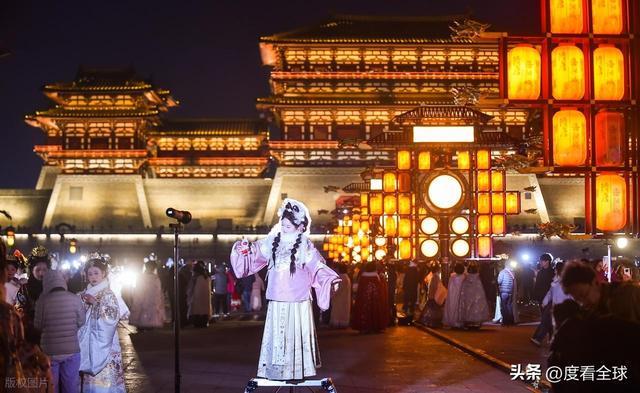 PG平台元旦夜的洛阳：千年宫阙下的汉服潮藏着古都文旅的破圈密码！(图1)