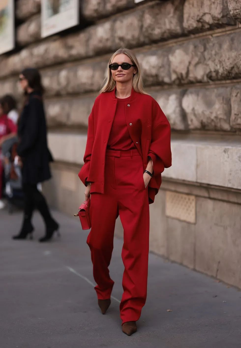 PG电子平台2024春夏流行色:国宝茶红美炸了!(图1)