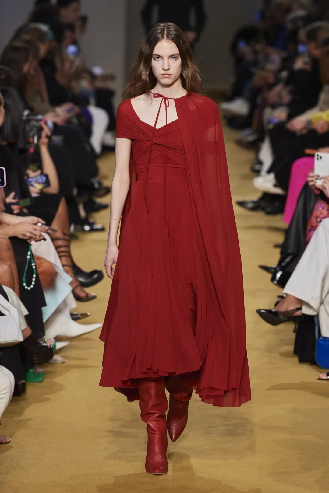 PG电子平台2024春夏流行色:国宝茶红美炸了!(图4)