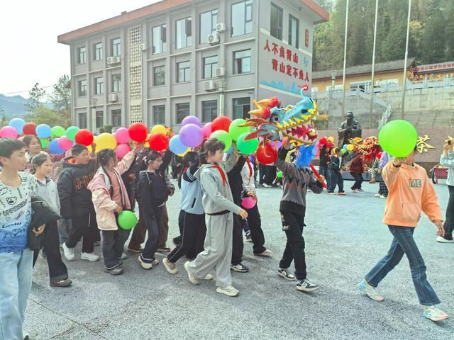 平利县大贵镇中心小学：研学旅行到帝景南山实践课程促学生成长(图7)