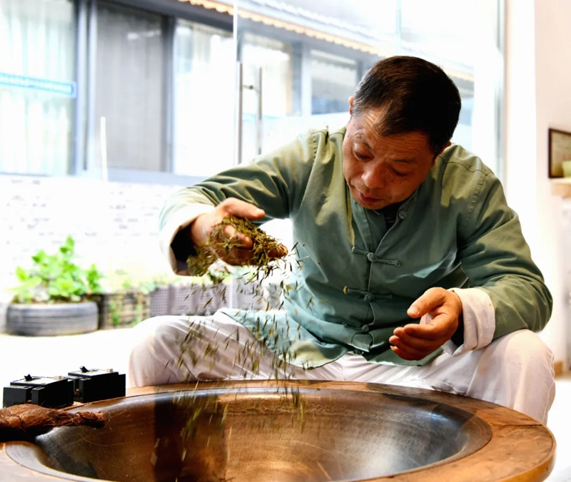 春有约茶不误！制茶大师刘建辉的守艺与突围(图2)